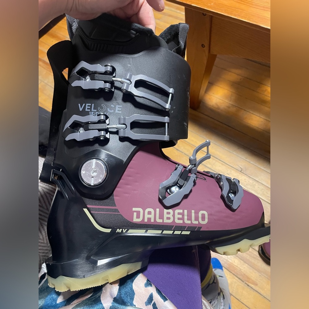 Women’s Size 26/26.5
Women’s ski boots. Only worn once. With grip walk.